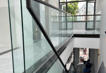CẦU THANG LAN CAN KÍNH HIỆN ĐẠI VÀ SANG TRỌNG GIÁ RẺ