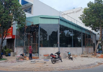 VÁCH KÍNH CƯỜNG LỰC 10MM HOÀN THIỆN BÀN GIAO KHÁCH