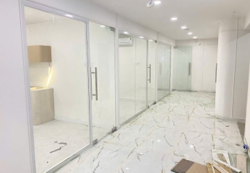 VÁCH NGĂN PHÒNG, VĂN PHÒNG, CHO SPA MÀU TRẮNG SỮA, KÍNH CƯỜNG LỰC SANG XỊN 