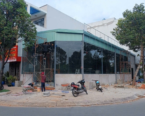 VÁCH KÍNH CƯỜNG LỰC 10MM HOÀN THIỆN BÀN GIAO KHÁCH
