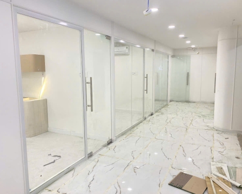 VÁCH NGĂN PHÒNG, VĂN PHÒNG, CHO SPA MÀU TRẮNG SỮA, KÍNH CƯỜNG LỰC SANG XỊN 