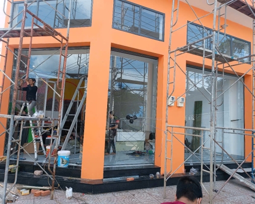 VÁCH KÍNH CƯỜNG LỰC 10MM GIÁ RẺ TẠI THỦ DẦU MỘT, BÌNH DƯƠNG. THI CÔNG VÁCH NGĂN MÁY LẠNH, VĂN PHÒNG NHÔM KÍNH HIỆN ĐẠI