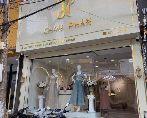 THAY KÍNH CƯỜNG LỰC TIỆM ÁO CƯỚI THỦ DẦU MỘT