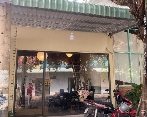 LẮP CỬA NHÔM XINGFA MÀU NÂU, KÍNH CƯỜNG LỰC TIỆM NAIL THỦ DẦU MỘT