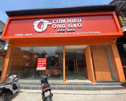 CÔNG TRÌNH CỬA NHÔM KÍNH, VÁCH KÍNH, CỬA ĐI BẢN LỀ KẸP 2 CÁNH MỞ TIỆM CƠM NIÊU ÔNG GẠO Ở THUẬN AN BÌNH DƯƠNG