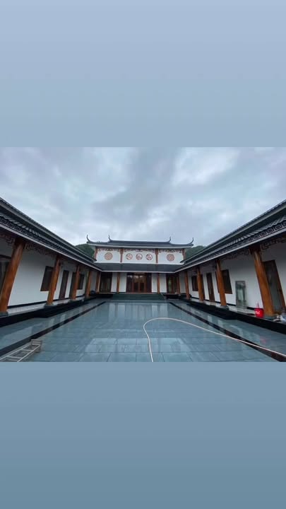 Xu hướng thiết kế cửa nhôm vân gỗ kết hợp nan trang trí: Sang Trọng, Bền Đẹp Cho Ngôi Nhà Việt